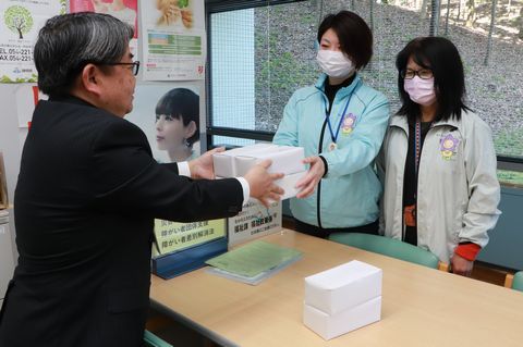 福祉課でマスクを受け取る社会福祉協議会の女性2人