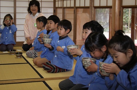 お行儀よく畳に座り作法を学びながら抹茶をいただく園児たち