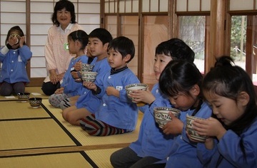 お行儀よく畳に座り作法を学びながら抹茶をいただく園児たち