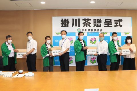 掛川茶贈呈式で掛川茶振興協会より新茶を受け取る学校代表者ら