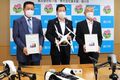 災害時などの無人航空機の運用に関する協定を締結した、松下組、藤本組とドローンを持つ松井市長(中央)