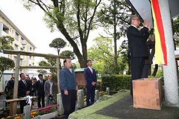 水天宮で祈願する参加者らの様子