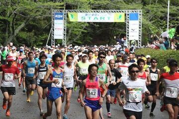 緑の木々の中一斉にスタートを切る選手たち