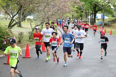 つま恋内を走る子どもや大人の様子