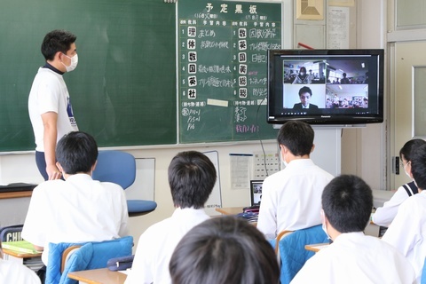 防災学習として、宮城教育大学大学院の遠藤さんと遠隔で対談を行う大浜中学校の生徒