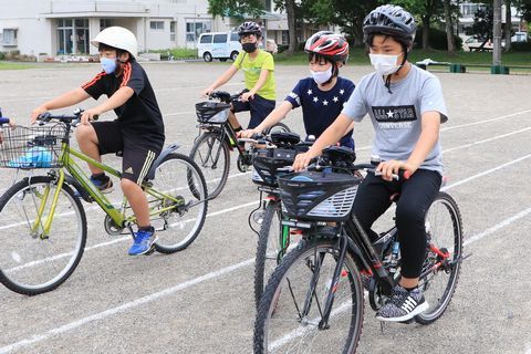 交通安全教室でコースを自転車で走る原田小学校の児童ら