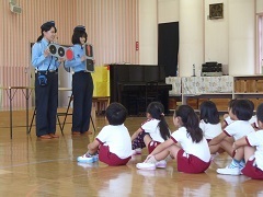 幼稚園交通安全教室の様子、リズム室で座って話を聞いている園児たち