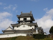 白い雲と青空をバックにそびえ立つ掛川城天守閣