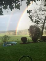 ユージン市の野原で虹が出ている様子