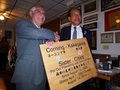 副市長からコーニング市リッチネグリ市長へ掛川産のヒノキを使用した記念プレートを渡している様子