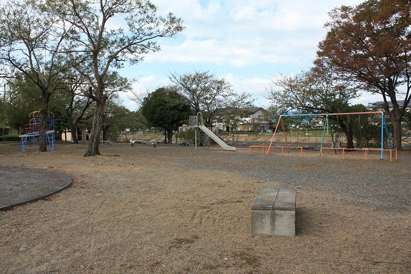 金城公園の遊具、滑り台やブランコ。