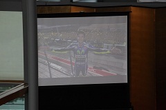 ロッシ選手からの日本語の字幕付きメッセージを上映している様子