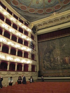 ロッシーニ歌劇場の内部