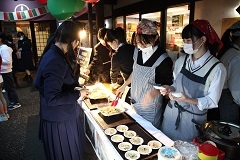 試食を手渡す生徒ら