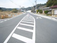 拡幅工事が完了した道路の写真