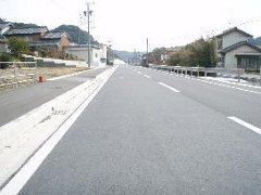 拡幅工事が実施され中央線が引かれた県道の写真