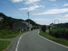 狭くすれ違いも困難であった県道の写真