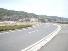 拡幅工事が実施された歩道もある県道の写真