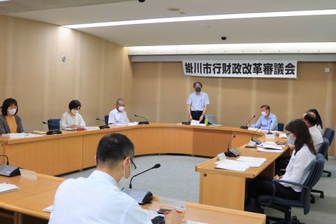 審議会委員や市関係者ら約25人が出席して行われた「行財政改革審議会」の様子