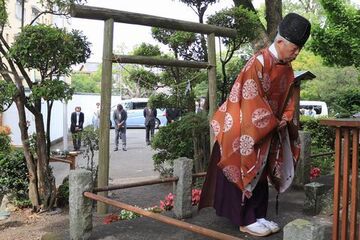 水道業者、議員、市関係者ら22人が出席した水神宮例祭のようす