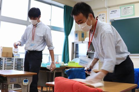 教室の椅子や机を次亜塩素酸水などを使って丁寧に拭き取り作業を行う地域ボランティア