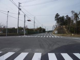 整備後の市道三本松線交差点。木々がなくなり右折レーンが整備された。