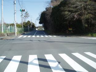 整備前の市道三本松線交差点。向かって右側に木々が茂っている。