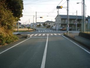 整備前の市道三本松線交差点。木々があり、レーンも少なく見通しが悪い。