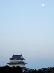小田原城天守との空高くに満月が昇っている