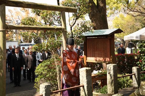 参加者の前で神主が祈願をしている様子