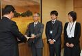 松井市長から認定書の交付を受ける3人の婚活サポーターたち