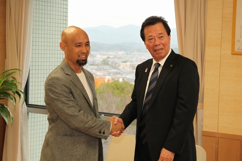 スーツに身を包み握手を交わす山本選手と松井市長
