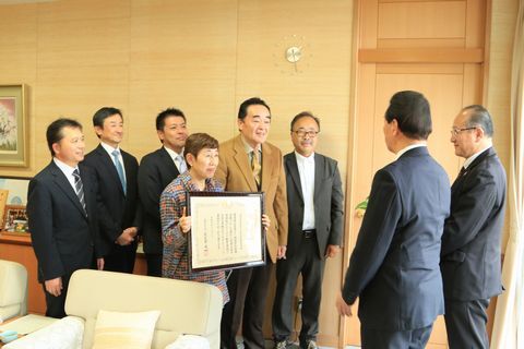 賞状を手に松井市長らに受賞を報告するメンバー