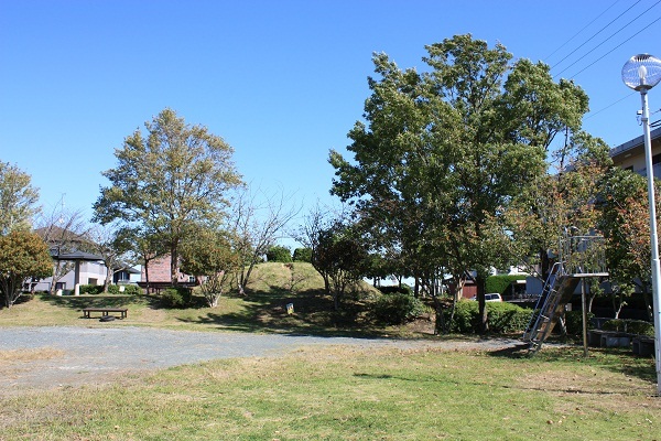 山麓公園の遊具や木々の様子。