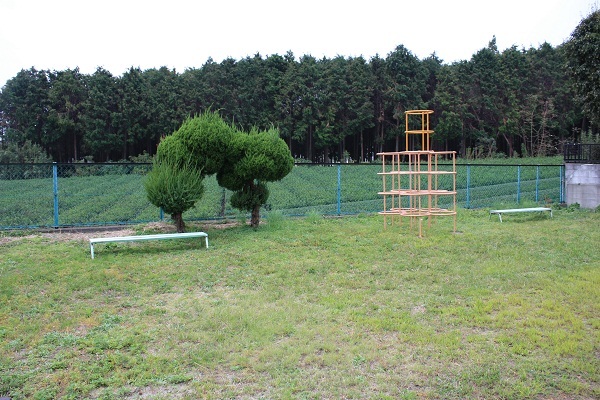 ベンチとジャングルジムのある久世ヶ谷公園