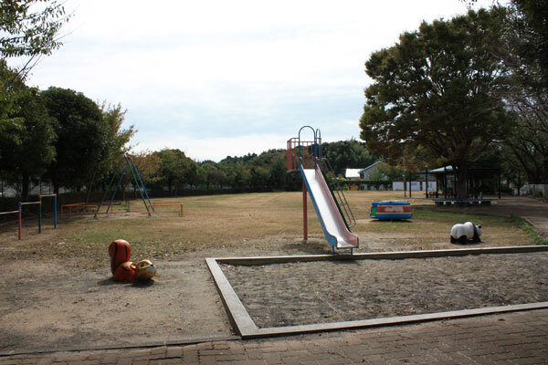 すべり台や砂場やブランコのある久保公園