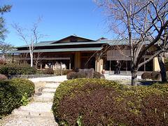 冬の清水邸庭園と湧水亭の外観