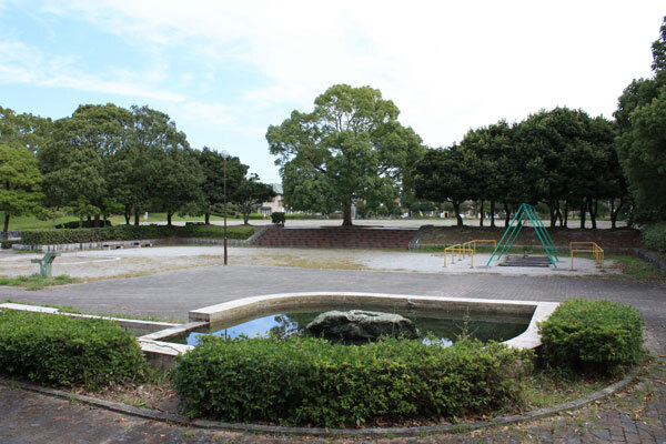 駅南公園の遊具や噴水の様子