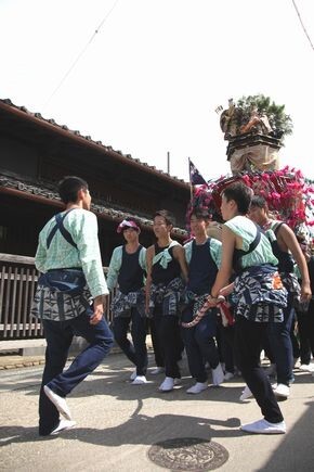 法被に身を包んだ男子がねりを曳き回している様子
