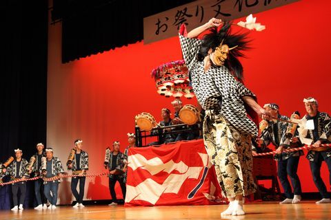 三社祭礼囃子を会場の舞台で披露している様子