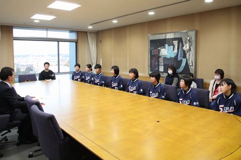 東海大会への抱負を松井市長に語る選手たち