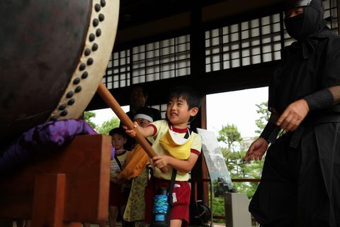 掛川城御殿で自分の体よりも大きな太鼓を打ち鳴らす園児のようす