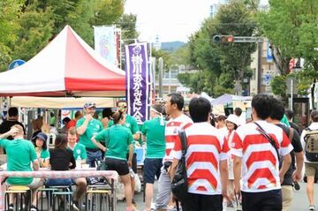 駅前通りでの催し物や飲食ブースを楽しむラグビーファン