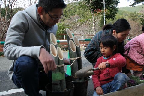 三本束ねバケツに立てた竹を土で固定する親子