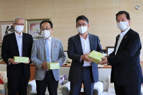 松井市長へ新茶を贈呈する掛川茶商協働組合代表理事の丸山勝久さんら3人の写真