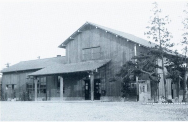 昭和15年改築当時の掛川駅木造駅舎の外観のモノクロ写真