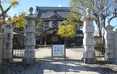 左右の門柱にそれぞれ道徳門・経済門と刻まれている大日本報徳社の正門