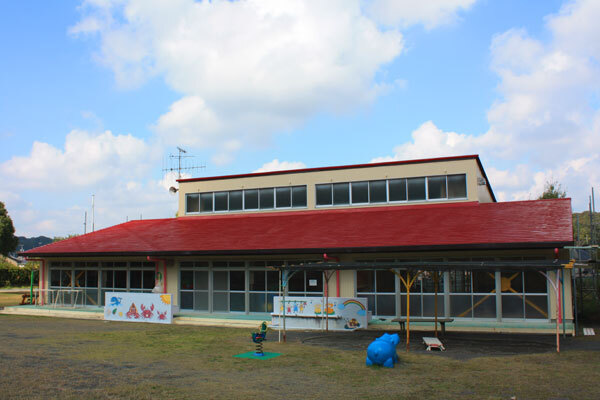 赤い屋根の上内田小学童保育所の建物