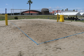 砂浜に設置されたビーチバレー用のネットと区画を仕切ったロープ