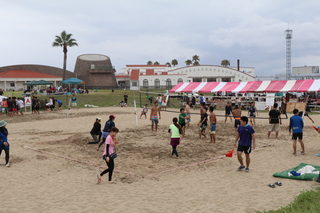 砂浜でビーチバレーをしている人々